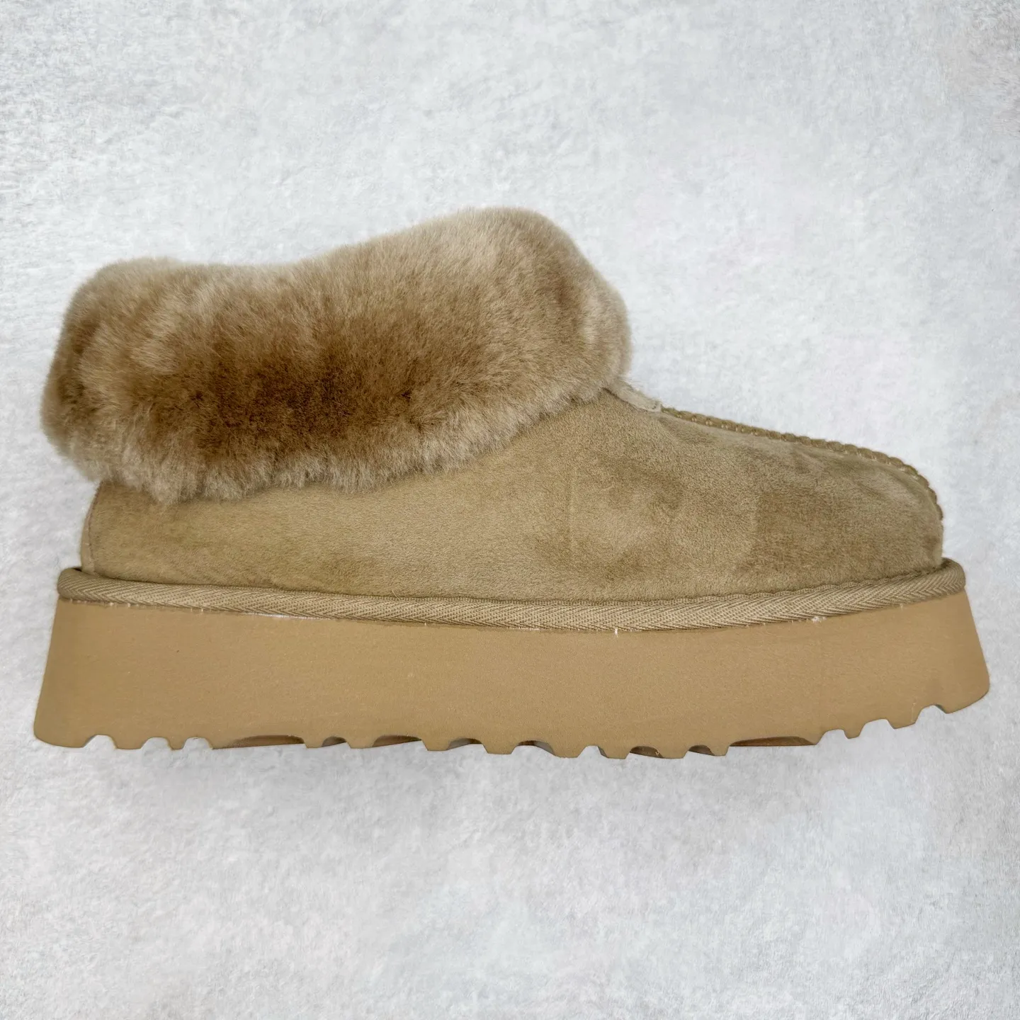Pick up locally 💰520 UGG 4810H Tatsu special thick-soled autumn and winter sheep fur integrated snow boots. All shoes are made of ZP same factory. Longfeng A-grade Australian imported sheep fur integrated brand OEM production line. Fully follow the ZP process. OEM original pattern maker. Adhering to the principle of no original shoes and no development selection. Pay attention to every detail. The most authentic version on the market TREADLITE "Light Wing" technology outsole Lightweight/durable/flexible/pile size: 35 36 37 38 39 40 Coding: by2936070